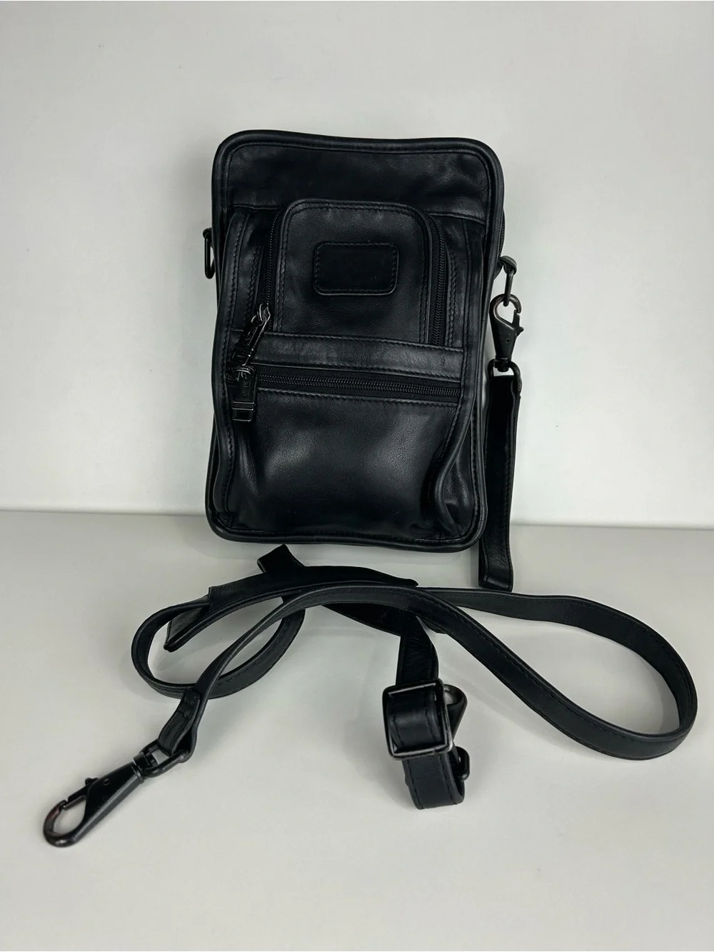 VINTAGE TUMI LEATHER CROSSBODY ORGANIZATION BAG BLACK